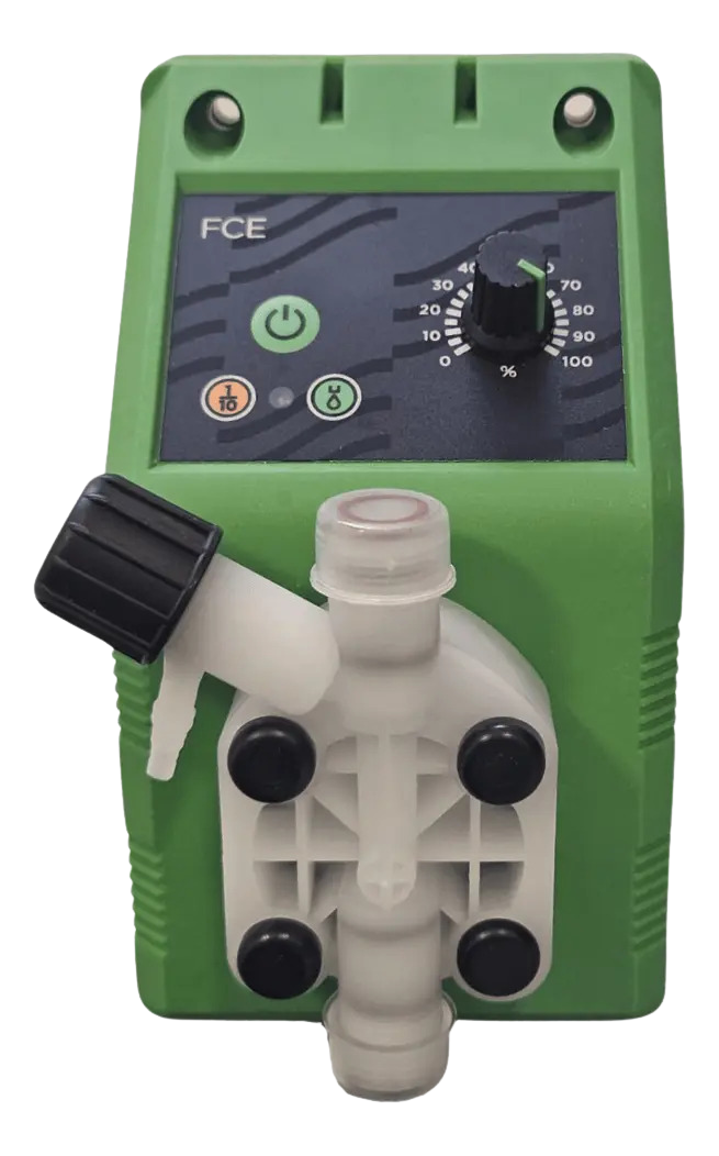 Bomba dosadora eletromagnética EMEC FCE 0505 K com dial de dosagem 0–100%